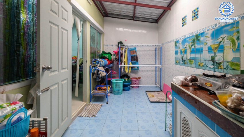 ****ทาวน์เฮ้าส์มือสองย่านนนทบุรี ม. บัวทองธานี 17 กาญจนาภิเษก บนเนื้อที่ 18 ตร.ว. ฟังก์ชัน 3 ห้องนอน 2 ห้องน้ำ 1 ที่จอดรถ บ้านพร้อมอยู่ บนทำเลเดินทางสะดวก เดินทางเข้าเมืองสะดวก เชื่อมต่อหลายเส้นทาง ใกล้รถไฟฟ้า "สถานีคลองบางไผ่" และเซ็นทรัลเวสต์เกต